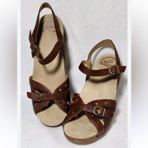 Dansko Brown Leather Sandals with Buckle Detail sling back comfort clogs Sz 7.5
